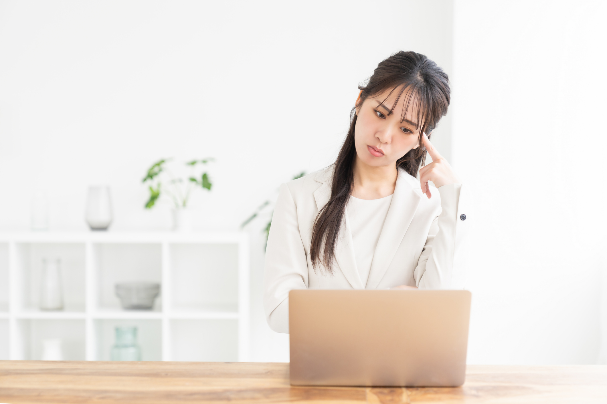 young asian businesswoman using laptop,trouble