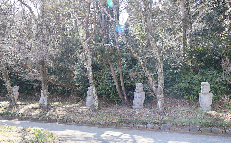 並ぶモアイ像たち